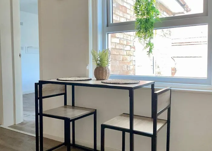 Central, Modern Apartment